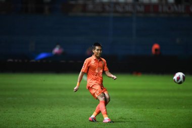 Thanyaburi-Pathumthani-6 NOV 2021: Chitipat tanklang # 14 Gömme Oyuncusu 2021 yılında Bgpu ile Tayland 'ın başkenti Leo Stadyumu' nda defnedilmeye karşı birleşmiş durumda.