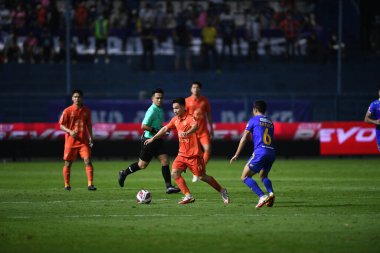 Thanyaburi-Pathumthani-6 NOV 2021: Supachok sarachat # 19 Gömme sanatçısı Bgpu ile Tayland 'daki Leo Stadyumu' nda defnedilmeye karşı bgpu arasında 2021 yılındaki çarpışmada birleşti.