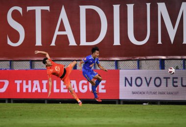 Thanyaburi-Pathumthani-6 NOV 2021: 6 nolu Tinnakorn asurin # 6 nolu defnedici bgpu ile Tayland 'daki Leo Stadyumu' nda defnedilmeye karşı bgpu arasında 2021 nolu maç sırasında bir araya geldi.