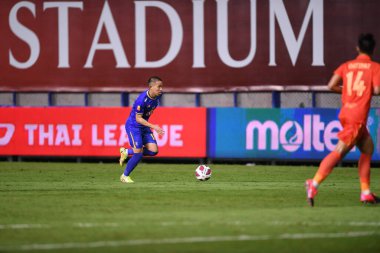 Thanyaburi-Pathumthani-6 NOV 2021: Patompon charoenrattanapirom # 18 bg pathum oyuncusu bgpu ile Leo Stadyumu, Tayland 'da defnedilmesi arasında 2021 yılındaki çarpışmada