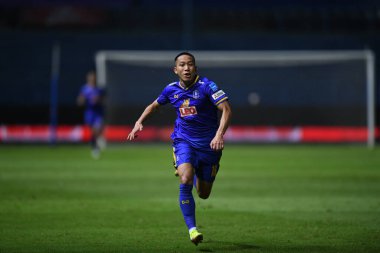 Thanyaburi-Pathumthani-6 NOV 2021: Patompon charoenrattanapirom # 18 bg pathum oyuncusu bgpu ile Leo Stadyumu, Tayland 'da defnedilmesi arasında 2021 yılındaki çarpışmada