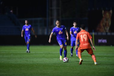 Thanyaburi-Pathumthani-6 NOV 2021: Patompon charoenrattanapirom # 18 bg pathum oyuncusu bgpu ile Leo Stadyumu, Tayland 'da defnedilmesi arasında 2021 yılındaki çarpışmada