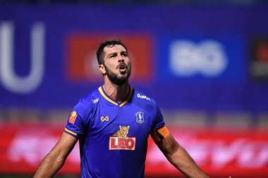 Thanyaburi-Pathumthani-6 NOV 2021: 5 numaralı Victor Cardozo bg pathum oyuncusu bgpu ile Tayland 'daki Leo Stadyumu' nda Buriram karşı karşıya.
