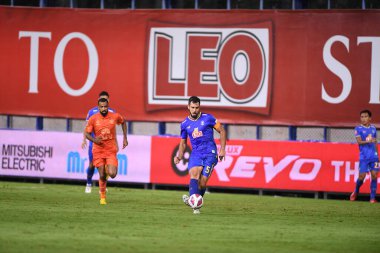 Thanyaburi-Pathumthani-6 NOV 2021: 5 numaralı Victor Cardozo bg pathum oyuncusu bgpu ile Tayland 'daki Leo Stadyumu' nda Buriram karşı karşıya.