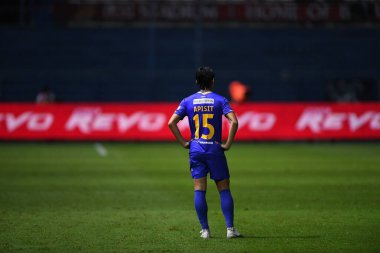 Thanyaburi-Pathumthani-6 NOV 2021: Apisit Solada # 15 bg pathum oyuncusu bgpu ile Tayland 'daki Leo Stadyumu' nda defnedilmeye karşı bgpu 2021 arasında eylem halinde.