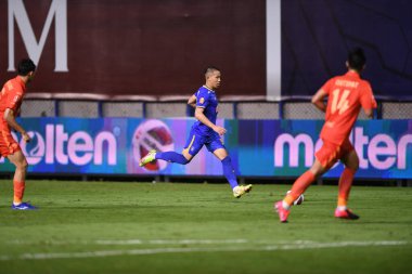 Thanyaburi-Pathumthani-6 NOV 2021: Patompon charoenrattanapirom # 18 bg pathum oyuncusu bgpu ile Leo Stadyumu, Tayland 'da defnedilmesi arasında 2021 yılındaki çarpışmada