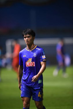 Thanyaburi-Pathumthani-6 NOV 2021: 4 numaralı Chaowat veerachat # 4 bg pathum çalgıcısı bgpu ile Tayland 'daki Leo Stadyumu' nda defnedilmeye karşı bgpu arasında eylem halinde