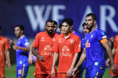 Thanyaburi-Pathumthani-6 NOV 2021: 4 numaralı Piyapon Panitkul # 4 numaralı defnedici bgpu ile Tayland 'daki Leo Stadyumu' nda defnedilmeye karşı bgpu arasında 2021 yılındaki eylemde birleşti.