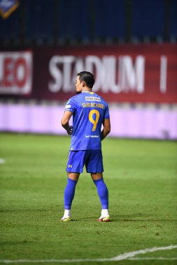 Thanyaburi-Pathumthani-6 NOV 2021: Surachat sareepim # 9 BG pathum oyuncusunun bgpu ile Tayland 'ın başkenti Leo Stadyumu' nda defnedilmesine karşı bgpu arasında yaptığı eylem sırasında