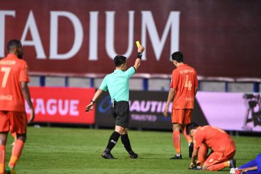 Thanyaburi-Pathumthani-6 NOV 2021: Warinthon sassadee hakemi bgpu ile Tayland 'daki Leo Stadyumu' nda defnedilmeye karşı bgpu arasında sarı kart gösteriyor