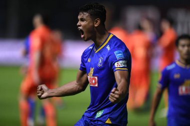Thanyaburi-Pathumthani-6 NOV 2021: 5 numaralı Victor Cardozo bg pathum oyuncusu bgpu ile Tayland 'daki Leo Stadyumu' nda Buriram karşı karşıya.