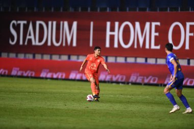 Thanyaburi-Pathumthani-6 NOV 2021: Rattanakorn maikami # 8 Gömme sanatçısı 2021 yılında Bgpu ile Tayland 'ın başkenti Leo Stadyumu' nda defnedilmeye karşı birleşmiş durumda.