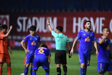 Thanyaburi-Pathumthani-6 NOV 2021: Warinthon sassadee hakemi bgpu ile Tayland 'daki Leo Stadyumu' nda defnedilmeye karşı bgpu arasındaki 2021 sayılı maçta işaret düdüğü çaldı.