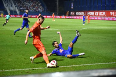 Thanyaburi-Pathumthani-6 NOV 2021: Apisit Solada # 15 bg pathum oyuncusu bgpu ile Tayland 'daki Leo Stadyumu' nda defnedilmeye karşı bgpu 2021 arasında eylem halinde.