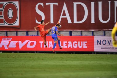 Thanyaburi-Pathumthani-6 NOV 2021: 6 nolu Tinnakorn asurin # 6 nolu defnedici bgpu ile Tayland 'daki Leo Stadyumu' nda defnedilmeye karşı bgpu arasında 2021 nolu maç sırasında bir araya geldi.