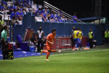 Thanyaburi-Pathumthani-6 NOV 2021: Supanut Mueonta # 54 Gömme Oyuncusu 2021 yılında Bgpu ile Tayland 'ın başkenti Leo Stadyumu' nda defnedilecek defin takımları arasında bir araya geldi.