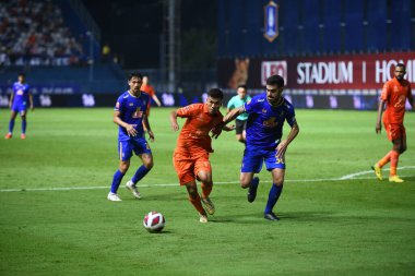 Thanyaburi-Pathumthani-6 NOV 2021: Aung Thu # 77 Buriram oyuncusu 2021 yılında bgpu ile Tayland 'ın başkenti Leo Stadyumu' nda defnedilmeye karşı birleşmiştir.