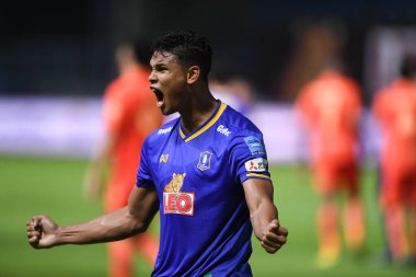 Thanyaburi-Pathumthani-6 NOV 2021: 5 numaralı Victor Cardozo bg pathum oyuncusu bgpu ile Tayland 'daki Leo Stadyumu' nda Buriram karşı karşıya.