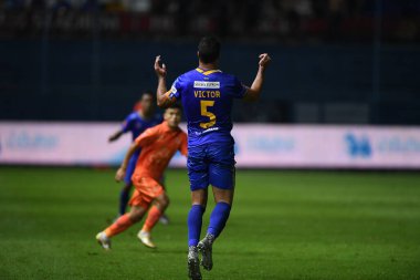Thanyaburi-Pathumthani-6 NOV 2021: 5 numaralı Victor Cardozo bg pathum oyuncusu bgpu ile Tayland 'daki Leo Stadyumu' nda Buriram karşı karşıya.