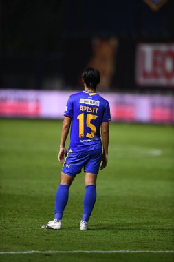 Thanyaburi-Pathumthani-6 NOV 2021: Apisit Solada # 15 bg pathum oyuncusu bgpu ile Tayland 'daki Leo Stadyumu' nda defnedilmeye karşı bgpu 2021 arasında eylem halinde.