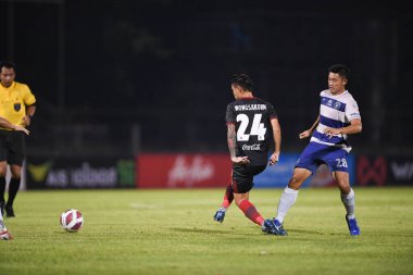 Bangplee, Samutprakan - 10 NOV 2021: Wongsakorn chaikultewin # 24 Muangthong Oyuncusu Samutprakan şehri ile Tayland samutprakan Stadyumu 'nda birleşen Muangthong maçı sırasında