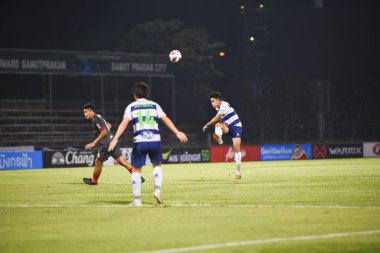 Bangplee, Samutprakan - 10 NOV 2021: Samutprakan şehri ile Tayland 'daki samutprakan Stadyumu' nda birleşen Muangthong maçı sırasında Samutprakan şehrinin 6 numaralı samutprakan oyuncusu