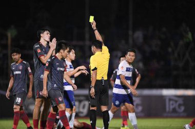 Bangplee, Samutprakan - 10 NOV 2021: Kodchapoom meesridecha hakemi Samutprakan şehri ile Tayland samutprakan Stadyumu 'nda birleşen Muangthong arasında 2021 yılındaki maçta yer aldı.