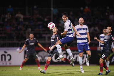 Bangplee, Samutprakan - 10 NOV 2021: Sarayut sompim # 5 samutprakan şehrinin Samutprakan şehri ile Tayland samutprakan Stadyumu 'nda birleşmiş Muangthong maçı sırasında oynatıcısı