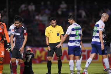 Bangplee, Samutprakan - 10 NOV 2021: Kodchapoom meesridecha hakemi Samutprakan şehri ile Tayland samutprakan Stadyumu 'nda birleşen Muangthong arasında 2021 yılındaki maçta yer aldı.