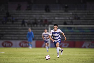 Bangplee, Samutprakan - 10 NOV 2021: Samutprakan şehri ile Tayland 'daki samutprakan Stadyumu' nda birleşen Muangthong maçında Samutprakan şehrinin 3 numaralı samutprakan oyuncusu