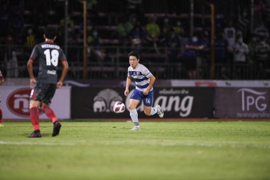 Bangplee, Samutprakan - 10 NOV 2021: Samutprakan şehri ile Tayland samutprakan Stadyumu 'nda birleşen Muangthong arasında Samutprakan şehrinin 14 numaralı samutprakan oyuncusu