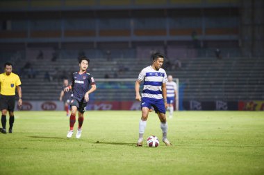 Bangplee, Samutprakan - 10 NOV 2021: Samutprakan şehri ile Tayland 'daki samutprakan Stadyumu' nda birleşen Muangthong maçı sırasında Samutprakan şehrinin 6 numaralı samutprakan oyuncusu