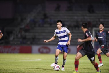 Bangplee, Samutprakan - 10 NOV 2021: Samutprakan şehri ile Tayland 'daki samutprakan Stadyumu' nda birleşen Muangthong maçında Samutprakan şehrinin 3 numaralı samutprakan oyuncusu