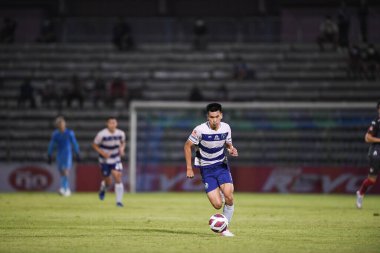 Bangplee, Samutprakan - 10 NOV 2021: Samutprakan şehri ile Tayland 'daki samutprakan Stadyumu' nda birleşen Muangthong maçında Samutprakan şehrinin 3 numaralı samutprakan oyuncusu