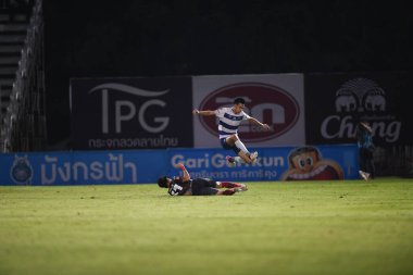 Bangplee, Samutprakan - 10 NOV 2021: Samutprakan şehri ile Tayland 'daki samutprakan Stadyumu' nda birleşen Muangthong maçında Samutprakan şehrinin 3 numaralı samutprakan oyuncusu