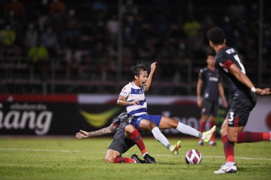 Bangplee, Samutprakan - 10 NOV 2021: YUTHAPICHAI LERTLAM # 21 Samutprakan şehri arasında Samutprakan şehri ile Tayland samutprakan Stadyumu 'nda birleşen Muangthong maçı sırasında samutprakan şehrinin 21.