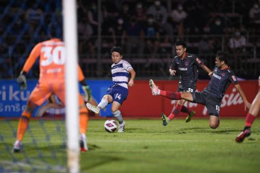 Bangplee, Samutprakan - 10 NOV 2021: Samutprakan şehri ile Tayland samutprakan Stadyumu 'nda birleşen Muangthong arasında Samutprakan şehrinin 14 numaralı samutprakan oyuncusu