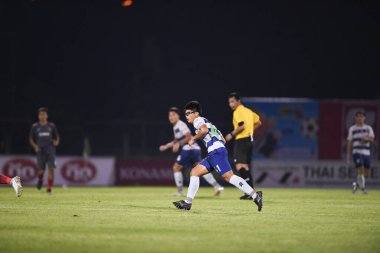 Bangplee, Samutprakan - 10 NOV 2021: CHITIPAT KAEOYOS # 41 Samutprakan şehri arasında Samutprakan şehri ile Tayland 'daki samutprakan Stadyumu' nda birleşen Muangthong maçında samutprakan şehrinin 41 numaralı oyuncusu