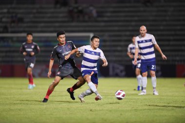 Bangplee, Samutprakan - 10 NOV 2021: Samutprakan şehri ile Tayland 'daki samutprakan Stadyumu' nda birleşen Muangthong maçı sırasında Samutprakan şehrinin 6 numaralı samutprakan oyuncusu