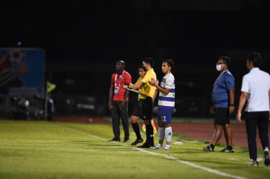 Bangplee, Samutprakan - 10 NOV 2021: Samutprakan şehri ile Tayland samutprakan Stadyumu 'ndaki Muangthong maçında Samutprakan şehrinin 32 numaralı samutprakan oyuncusu