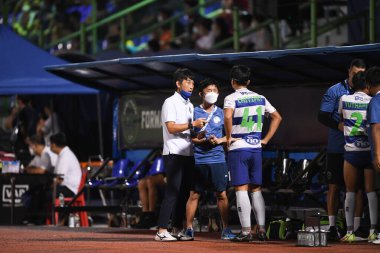 Bangplee, Samutprakan - 10 NOV 2021: Samutprakan şehri ile Tayland samutprakan Stadyumu 'nda birleşen Muangthong arasındaki 2021 yılındaki samutprakan şehrinin baş antrenörü Masatada Ishii