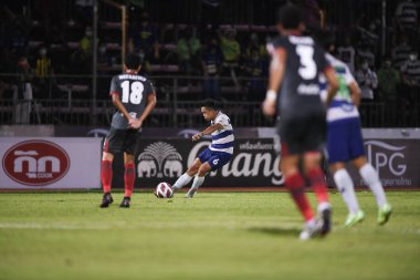 Bangplee, Samutprakan - 10 NOV 2021: Samutprakan şehri ile Tayland 'daki samutprakan Stadyumu' nda birleşen Muangthong maçı sırasında Samutprakan şehrinin 6 numaralı samutprakan oyuncusu