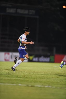 Bangplee, Samutprakan - 10 NOV 2021: CHITIPAT KAEOYOS # 41 Samutprakan şehri arasında Samutprakan şehri ile Tayland 'daki samutprakan Stadyumu' nda birleşen Muangthong maçında samutprakan şehrinin 41 numaralı oyuncusu