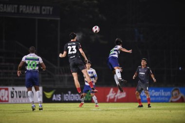 Bangplee, Samutprakan - 10 NOV 2021: Marco bullini # 23 Muangthong oyuncusu Samutprakan şehri ile Tayland 'daki samutprakan Stadyumu' nda birleşen Muangthong maçı sırasında