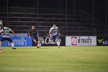 Bangplee, Samutprakan - 10 NOV 2021: Samutprakan şehri ile Tayland 'daki samutprakan Stadyumu' nda birleşen Muangthong maçı sırasında Samutprakan şehrinin 4 numaralı samutprakan oyuncusu