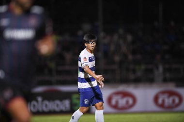 Bangplee, Samutprakan - 10 NOV 2021: CHITIPAT KAEOYOS # 41 Samutprakan şehri arasında Samutprakan şehri ile Tayland 'daki samutprakan Stadyumu' nda birleşen Muangthong maçında samutprakan şehrinin 41 numaralı oyuncusu