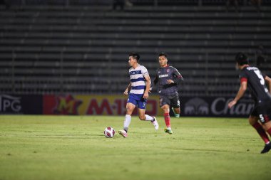 Bangplee, Samutprakan - 10 NOV 2021: Samutprakan şehri ile Tayland 'daki samutprakan Stadyumu' nda birleşen Muangthong maçında Samutprakan şehrinin 3 numaralı samutprakan oyuncusu