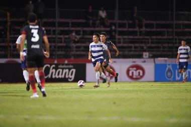 Bangplee, Samutprakan - 10 NOV 2021: Samutprakan şehri ile Tayland 'daki samutprakan Stadyumu' nda birleşen Muangthong maçı sırasında Samutprakan şehrinin 6 numaralı samutprakan oyuncusu