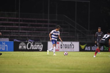 Bangplee, Samutprakan - 10 NOV 2021: YUTHAPICHAI LERTLAM # 21 Samutprakan şehri arasında Samutprakan şehri ile Tayland samutprakan Stadyumu 'nda birleşen Muangthong maçı sırasında samutprakan şehrinin 21.