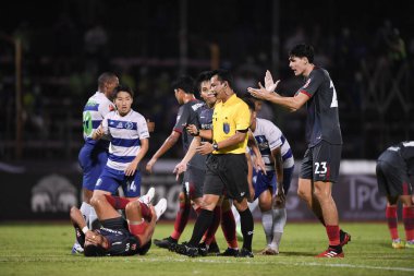 Bangplee, Samutprakan - 10 NOV 2021: Kodchapoom meesridecha hakemi Samutprakan şehri ile Tayland samutprakan Stadyumu 'nda birleşen Muangthong arasında 2021 yılındaki maçta yer aldı.